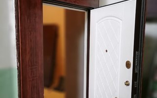 входная дверь в квартиру с верхней и боковой вставками, отделка МДФ
